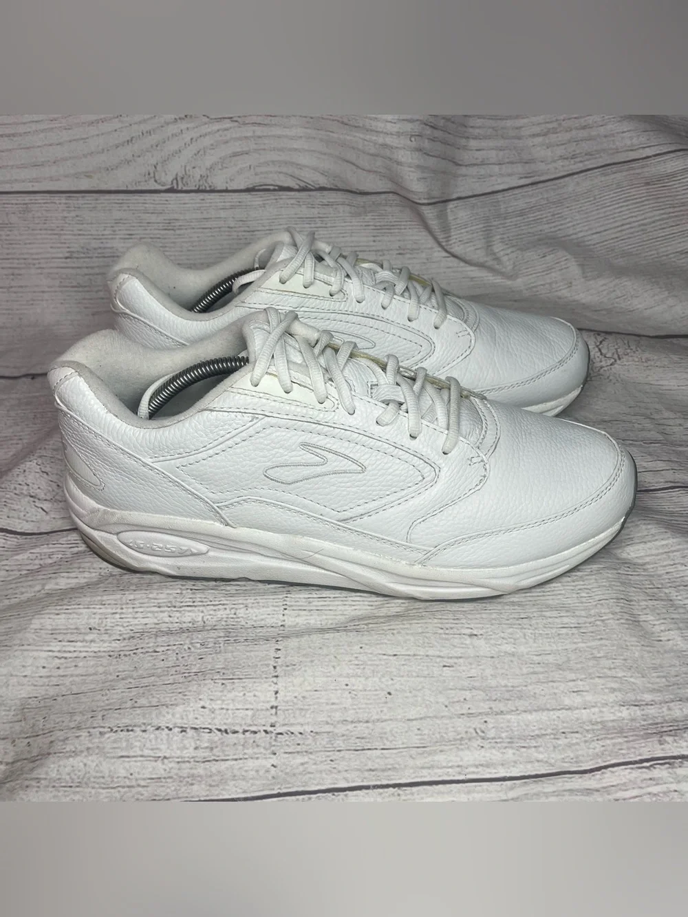 Brooks Men’s 12D White Leather Addiction Walker Walking Shoes